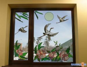 Витражное окно летят птицы.jpg